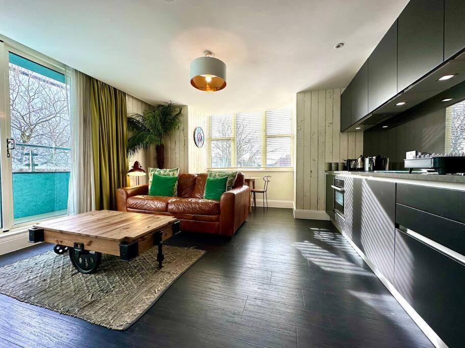 Designer Apartment Inc Free Parking & Fast Wifi 1 Minute Walk To Poole Quay - Great Location - Free Parking - Fast Wifi - Smart Tv - Newly Decorated - Sleeps Up To 2! Close To Poole & Bournemouth & Sandbanks Kültér fotó