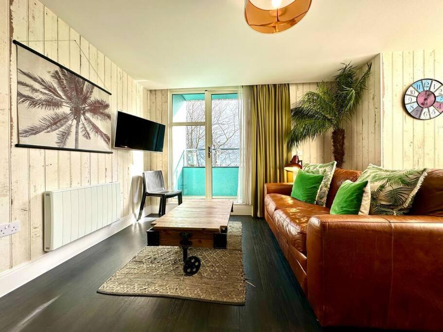 Designer Apartment Inc Free Parking & Fast Wifi 1 Minute Walk To Poole Quay - Great Location - Free Parking - Fast Wifi - Smart Tv - Newly Decorated - Sleeps Up To 2! Close To Poole & Bournemouth & Sandbanks Kültér fotó