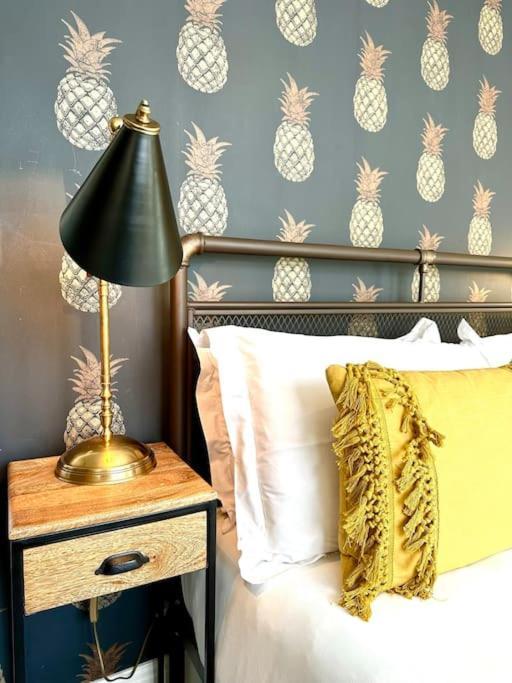 Designer Apartment Inc Free Parking & Fast Wifi 1 Minute Walk To Poole Quay - Great Location - Free Parking - Fast Wifi - Smart Tv - Newly Decorated - Sleeps Up To 2! Close To Poole & Bournemouth & Sandbanks Kültér fotó