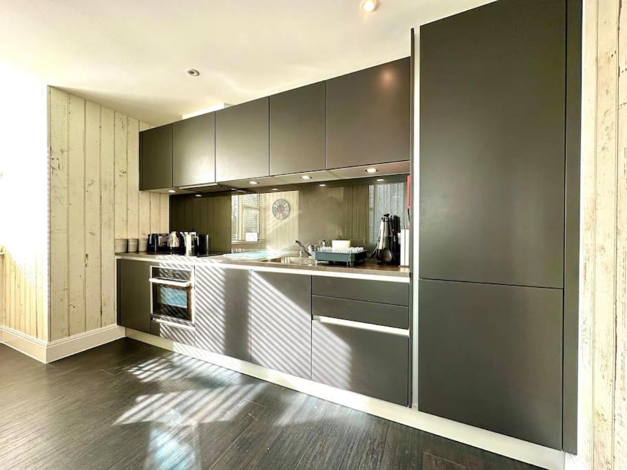 Designer Apartment Inc Free Parking & Fast Wifi 1 Minute Walk To Poole Quay - Great Location - Free Parking - Fast Wifi - Smart Tv - Newly Decorated - Sleeps Up To 2! Close To Poole & Bournemouth & Sandbanks Kültér fotó