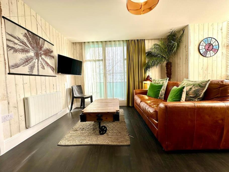 Designer Apartment Inc Free Parking & Fast Wifi 1 Minute Walk To Poole Quay - Great Location - Free Parking - Fast Wifi - Smart Tv - Newly Decorated - Sleeps Up To 2! Close To Poole & Bournemouth & Sandbanks Kültér fotó