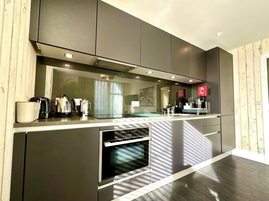 Designer Apartment Inc Free Parking & Fast Wifi 1 Minute Walk To Poole Quay - Great Location - Free Parking - Fast Wifi - Smart Tv - Newly Decorated - Sleeps Up To 2! Close To Poole & Bournemouth & Sandbanks Kültér fotó